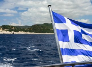 řecká vlajka na lodi